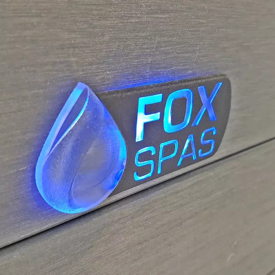 Logo van de Fox Spa Essence op de jacuzzi